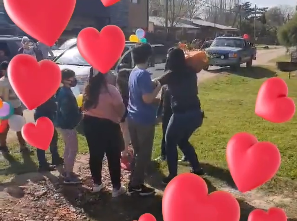 Video: familias hicieron una caravana para saludar a una maestra en su día