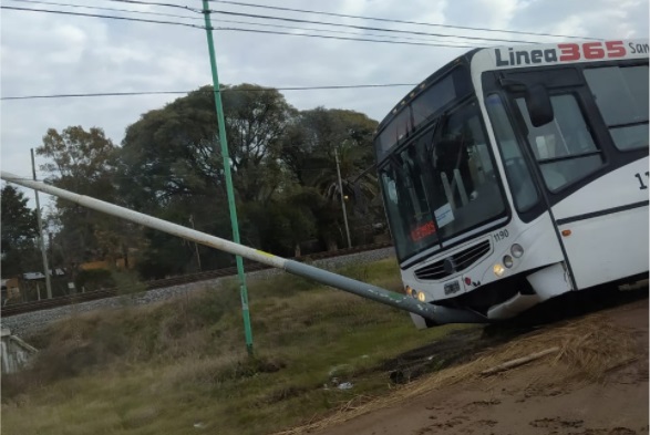 Colectivo chocó contra un poste de luz en Ruta 7