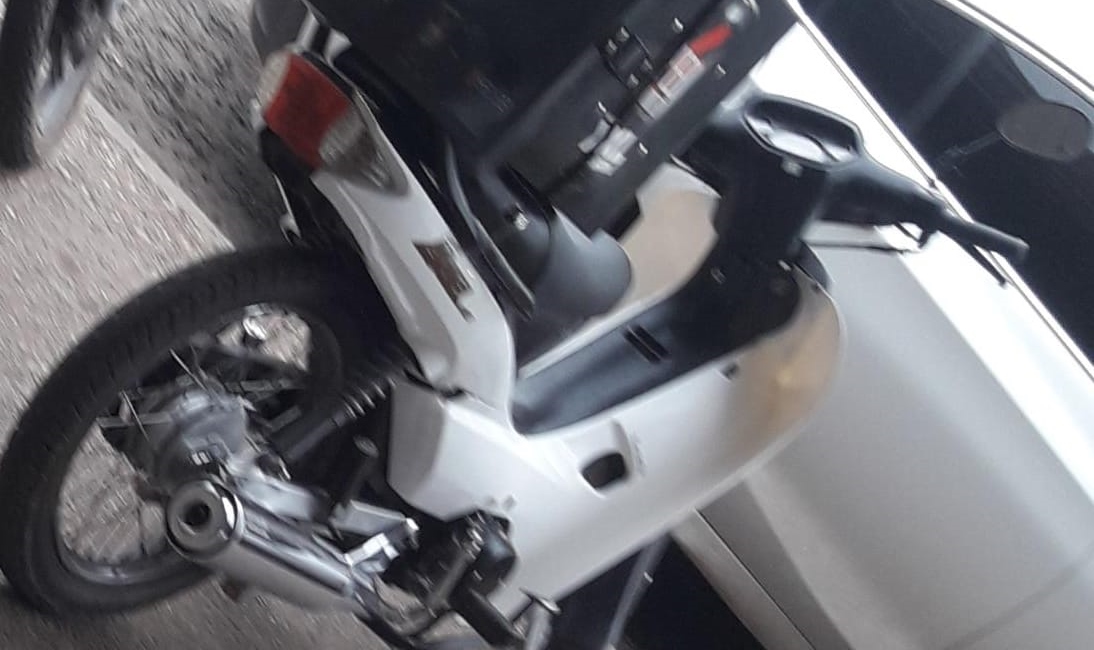 Robo a un repartidor: le golpearon el casco mientras conducía para obligarlo a bajarse