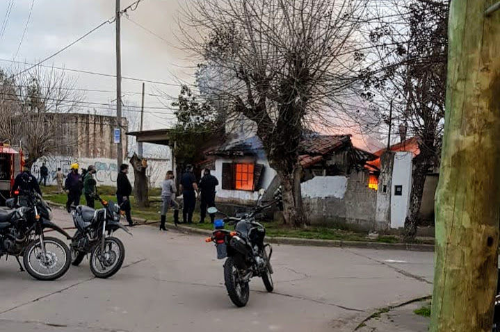 Conflicto por usurpación de vivienda terminó en agresiones e incendio total de la casa