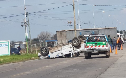 Una camioneta volcó tras chocar con un camión en Ruta 24 y Corrientes