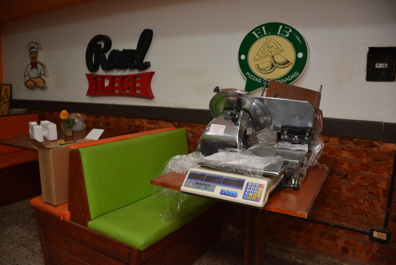 El Intendente le llevó una donación a una pizzería céntrica que había sido desvalijada