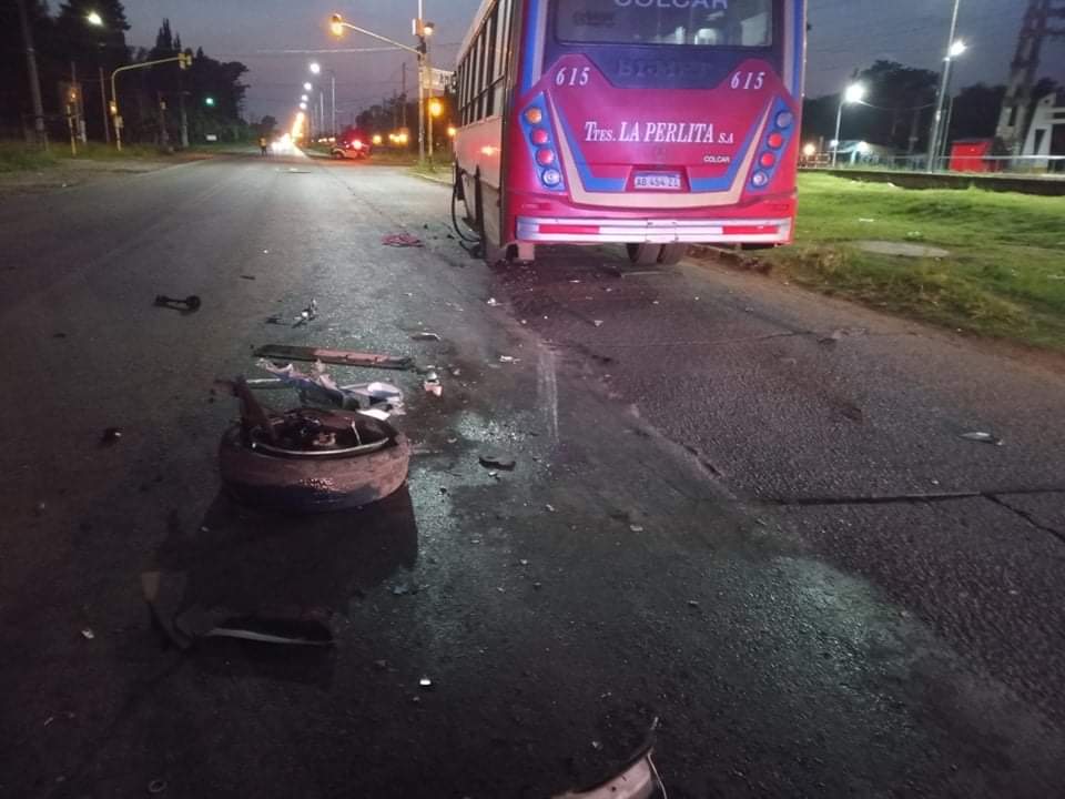 Un colectivo y una camioneta chocaron en Ruta 7
