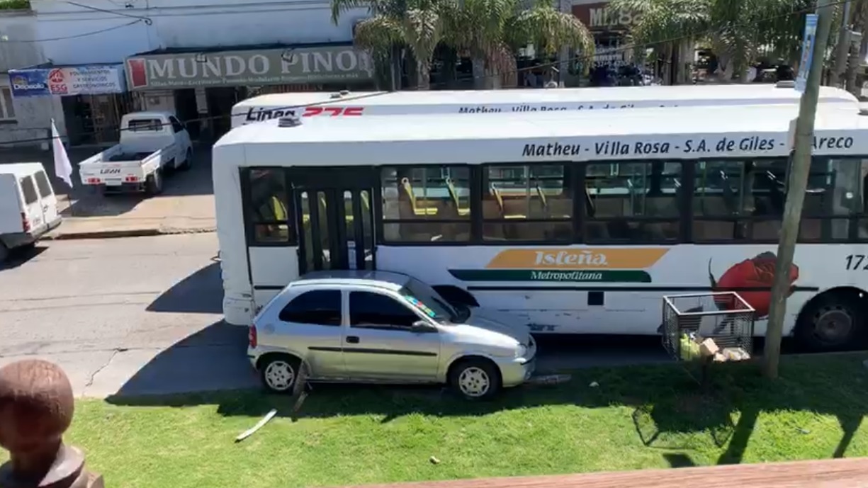 Video: colectivos "arrastraron" dos autos estacionados que les impedían el paso sobre Hipólito Yrigoyen