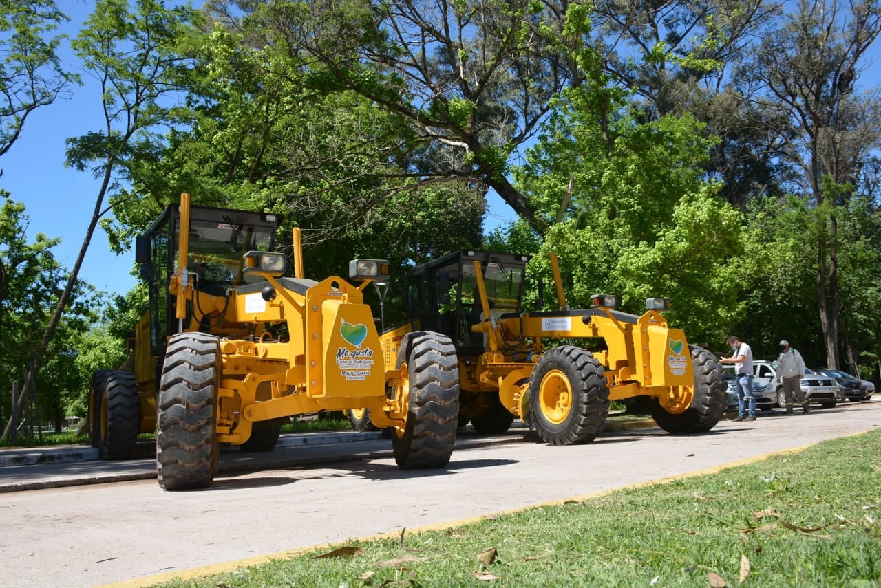 El Municipio presentó las dos motoniveladoras adquiridas con fondos de Nación