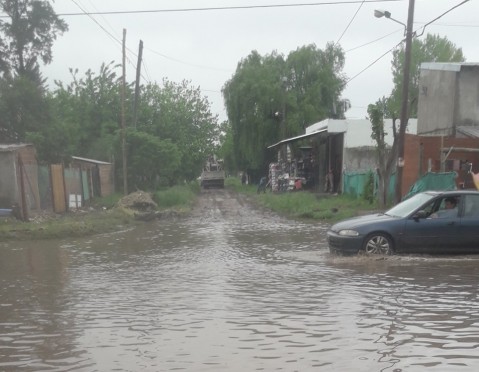 Queja vecinal por una calle inundada en Altos del Oeste tras la última tormenta