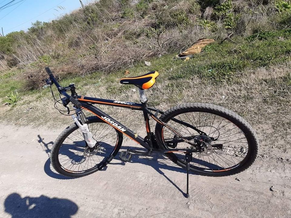 Forzaron una reja, entraron a su casa y le robaron una bicicleta