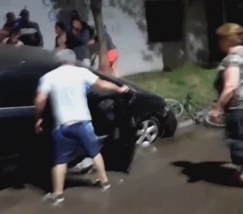 Video: un choque despertó un momento de furia vecinal en la noche del domingo