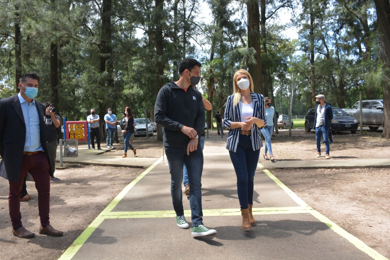 Verónica Magario recorrió las obras en el Polideportivo y una escuela en construcción