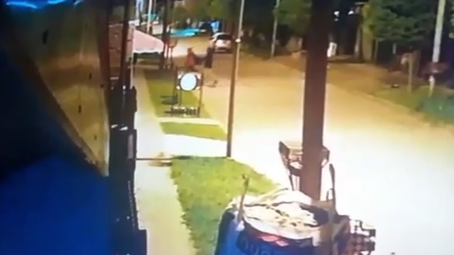 Video: Intentaron entrarle a la casa por la fuerza, pero los descubrió y salieron corriendo