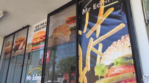 Ingenio y reinvención: Cerraron una librería y montaron una novedosa hamburguesería con estilo de cadena