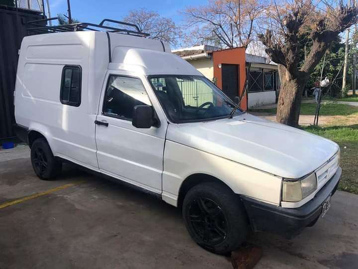 Dejó la camioneta estacionada frente a una escuela y cuando volvió se la habían robado