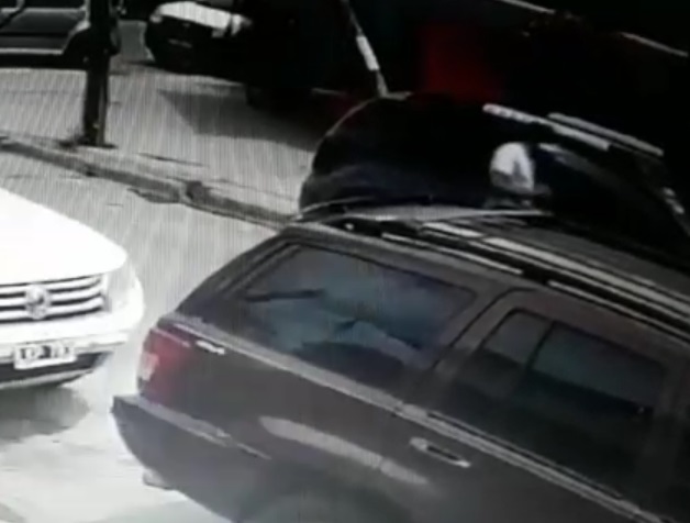 Estacionó su camioneta, se la abrieron y le robaron sus pertenencias