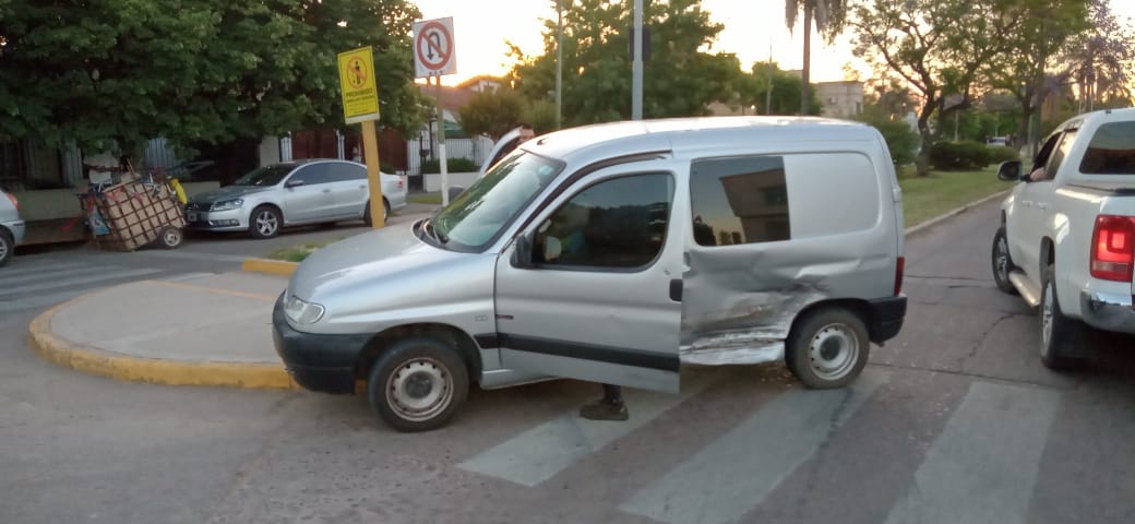 Una camioneta terminó arriba de un bulevar tras chocar con un auto en el centro