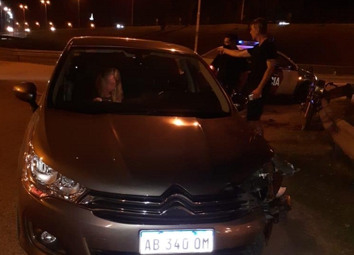 Dos heridos tras un choque entre una moto y un auto en cercanías de la Autopista