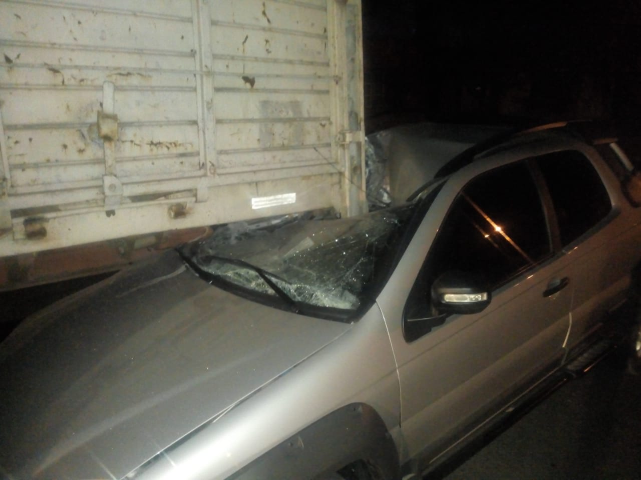 Una camioneta se incrustó contra un semi acoplado estacionado en Colectora Norte