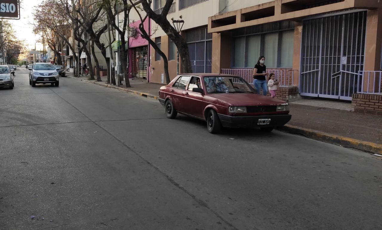 Abrió un auto para robar, lo descrubieron infraganti y tuvo que huir