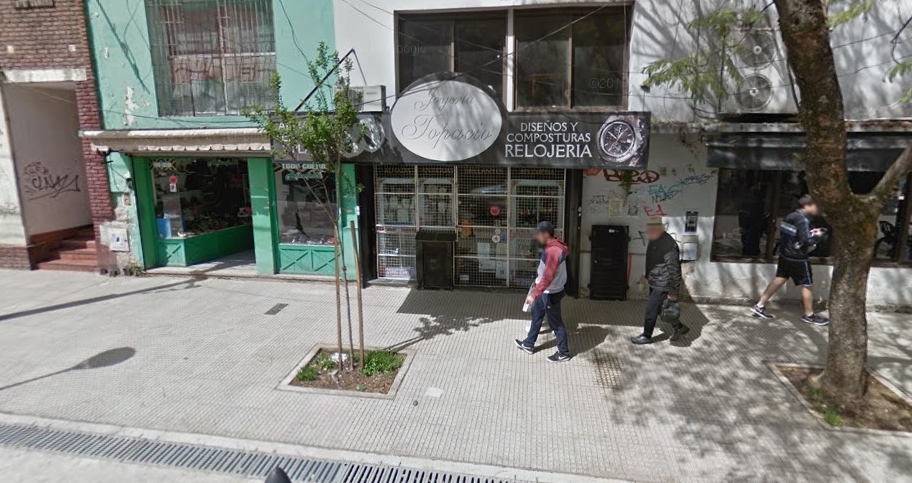 Simuló estar interesado en comprar y robó en una joyería céntrica
