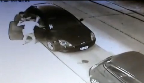 Video: le robaron el auto a punta de pistola cuando llegaba a su casa