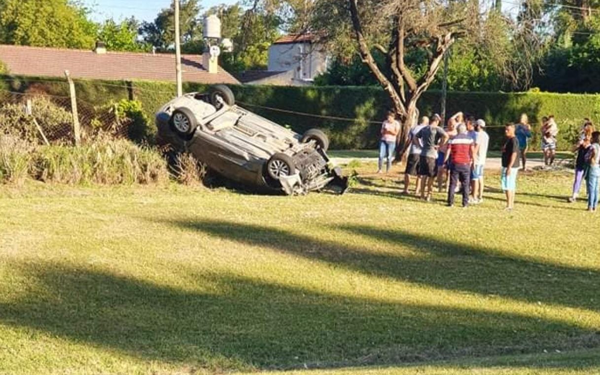 Un vehículo despistó en Ruta 28 y de milagro no atropelló a personas que pasaban la tarde