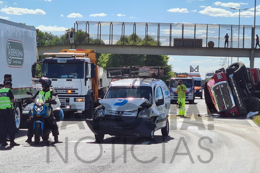 Caos en la Autopista: vuelco de un autobomba y choque en cadena