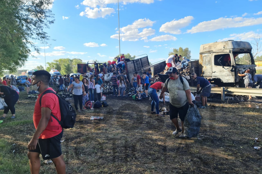 Se incendió un camión y cientos de vecinos se llevaron la mercadería