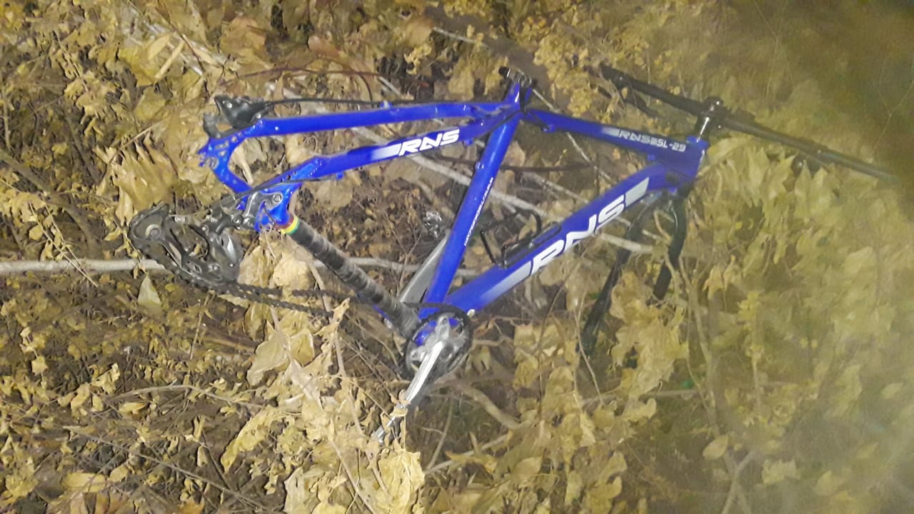 Le robaron la bicicleta a mano armada y la encontró desarmada a casi 8 kilómetros