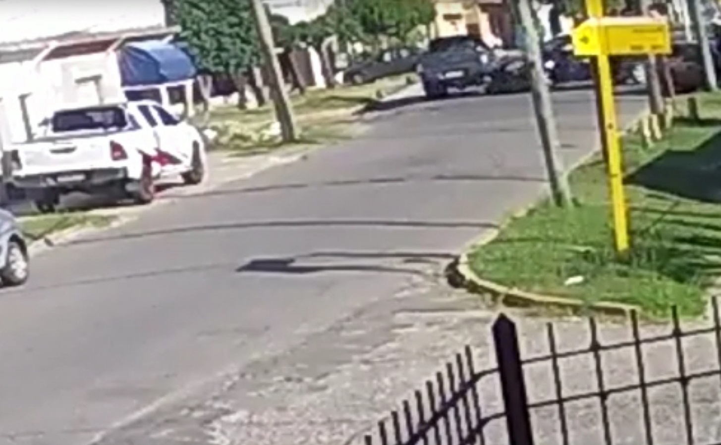 Video: así chocaron un auto y una camioneta en una esquina del casco céntrico