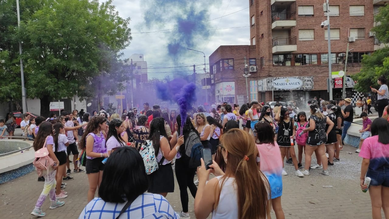 Decenas de estudiantes secundarios celebran el fin del año escolar en el centro