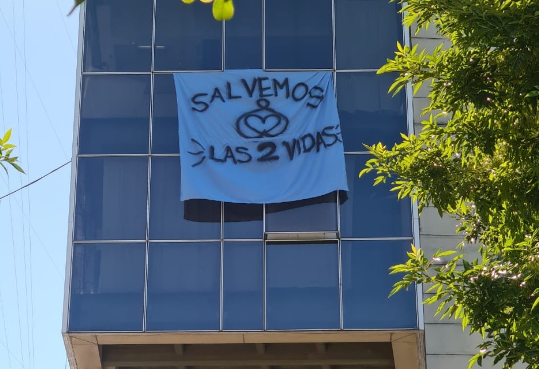 Tras la polémica, también colocaron el pañuelo celeste en el edificio del Concejo Deliberante