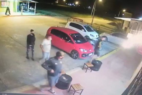 Video: delincuentes armados robaron una heladería en el barrio Villa San Martín