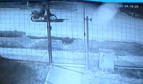 Video: le robaron la moto del patio de su casa en Bicentenario y quedaron grabados