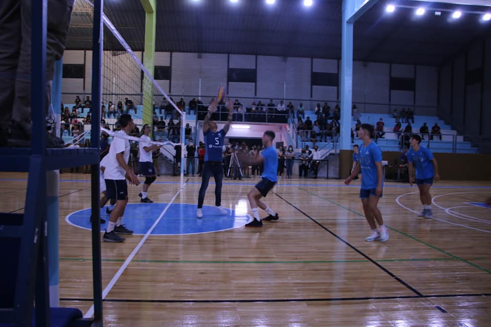 Video: Mauro García jugó al voley en la inauguración del microestadio