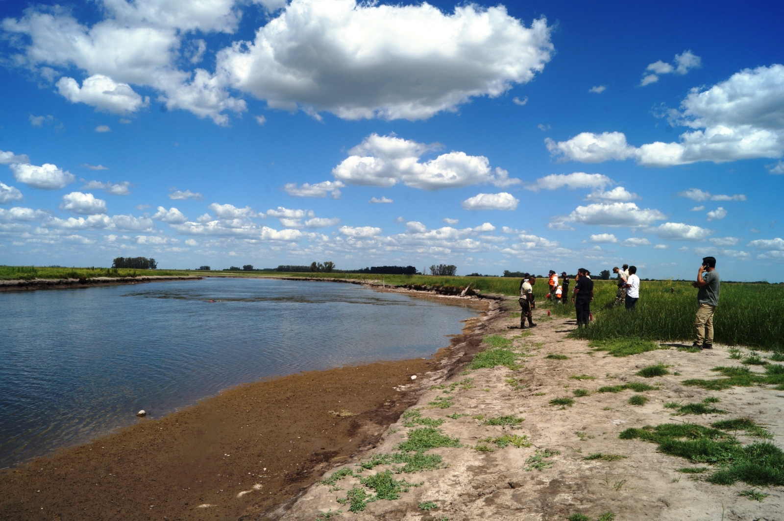Pescadores rodriguenses hallaron a dos personas ahogadas en el Río Salado