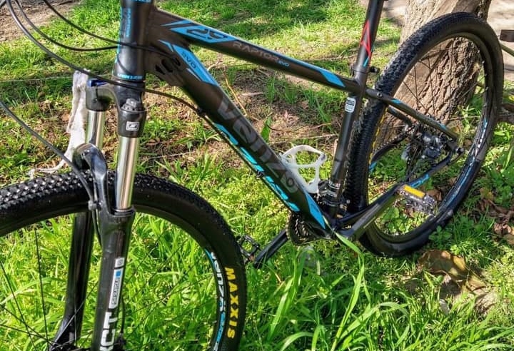 Aprovecharon que salieron por un rato y sustrajeron una bicicleta de adentro de un quincho