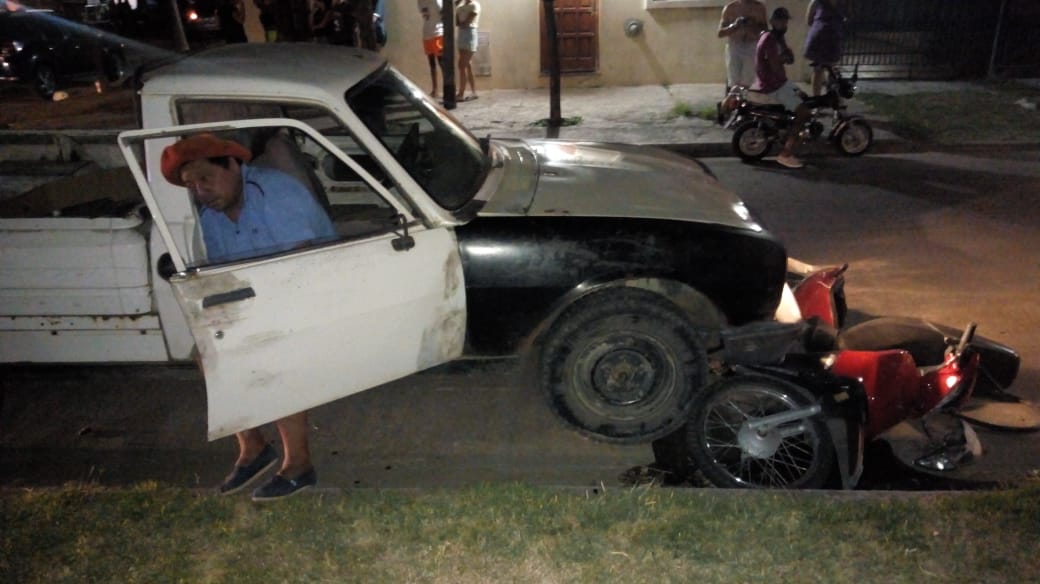 Chocó a una moto y quiso escapar arrastrando el rodado hasta que lo pararon los vecinos