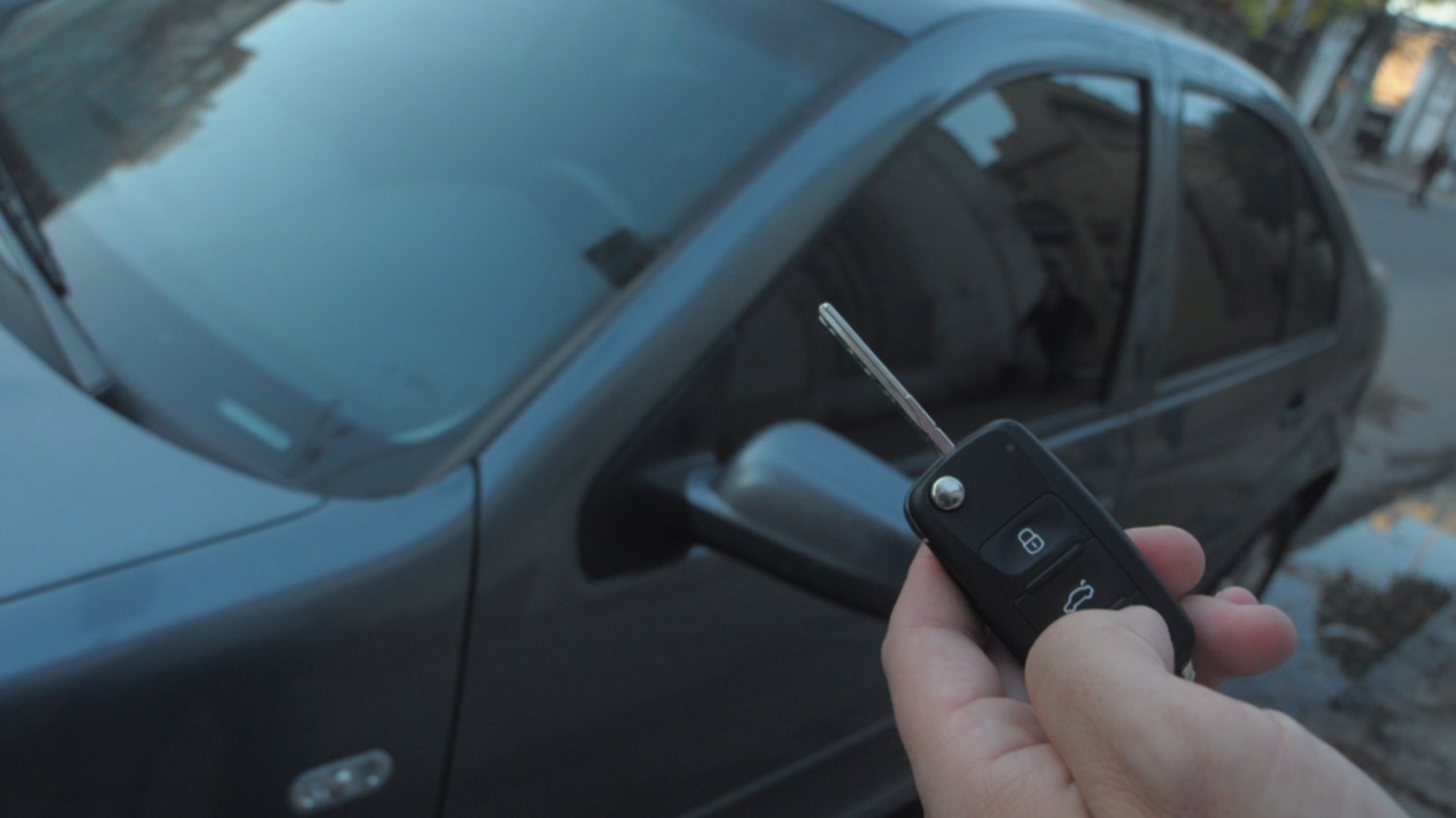 Abrieron su auto estacionado para robarle y sospecha del uso de inhibidores de cierre remoto