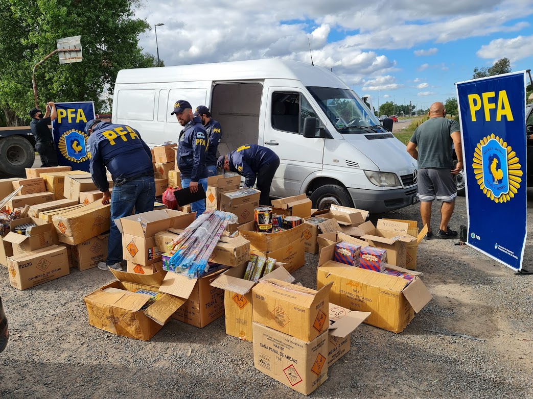 Policía Federal detuvo a un hombre y secuestró millonario cargamento de pirotecnia en Las Latas