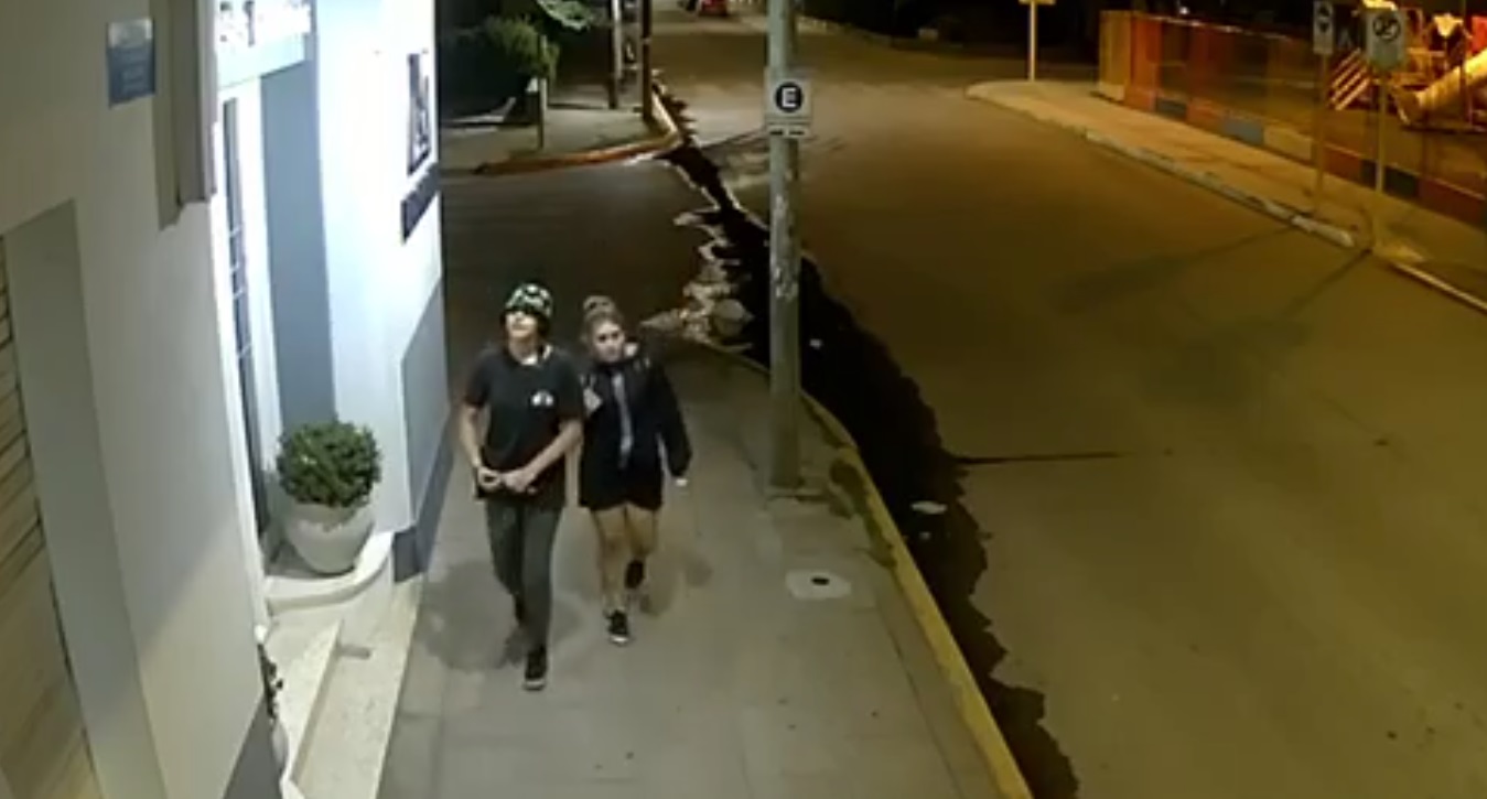 Video: dos jóvenes quedaron grabadas burlando el toque de queda en la cuadra del Municipio