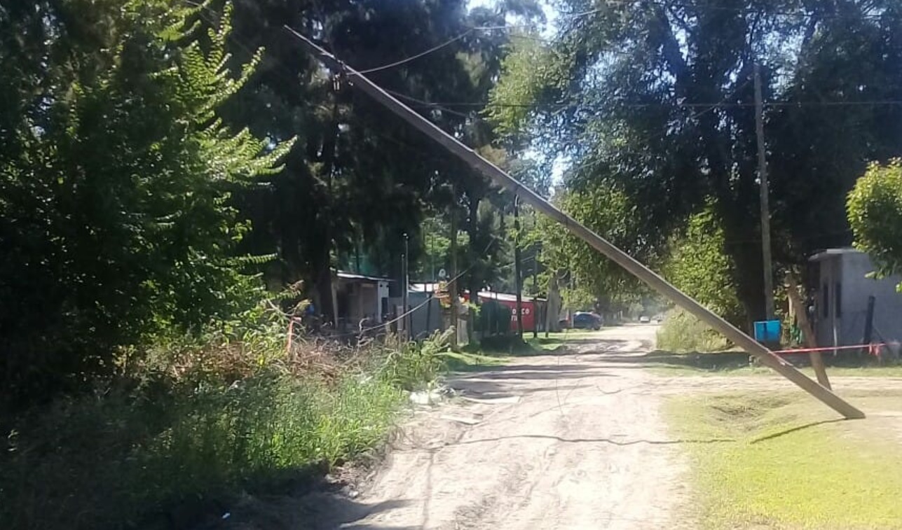 Reclamo vecinal por un poste caído en Altos del Oeste