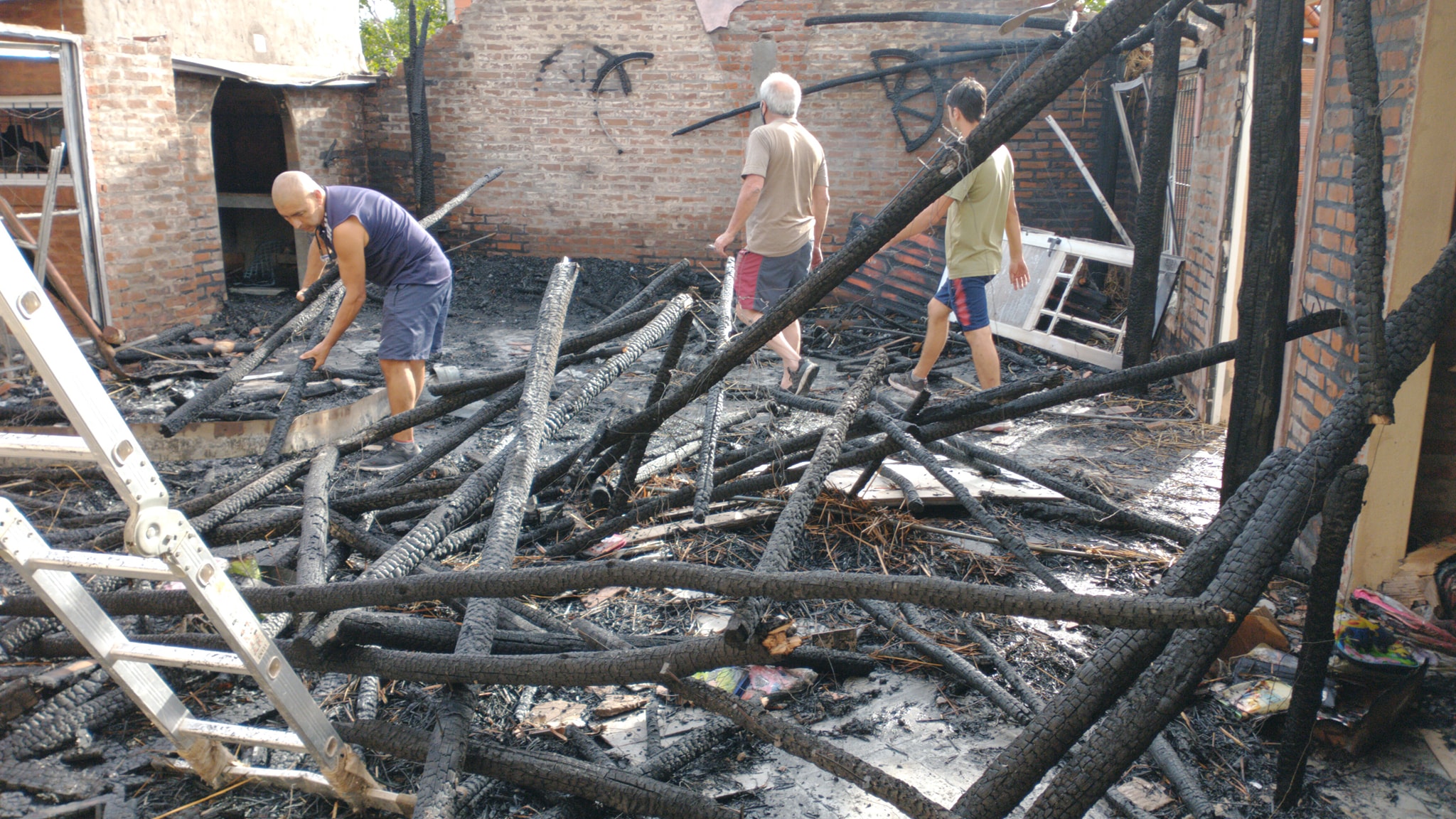 Incendio destruyó el quincho de una casa en el barrio Casco Chico