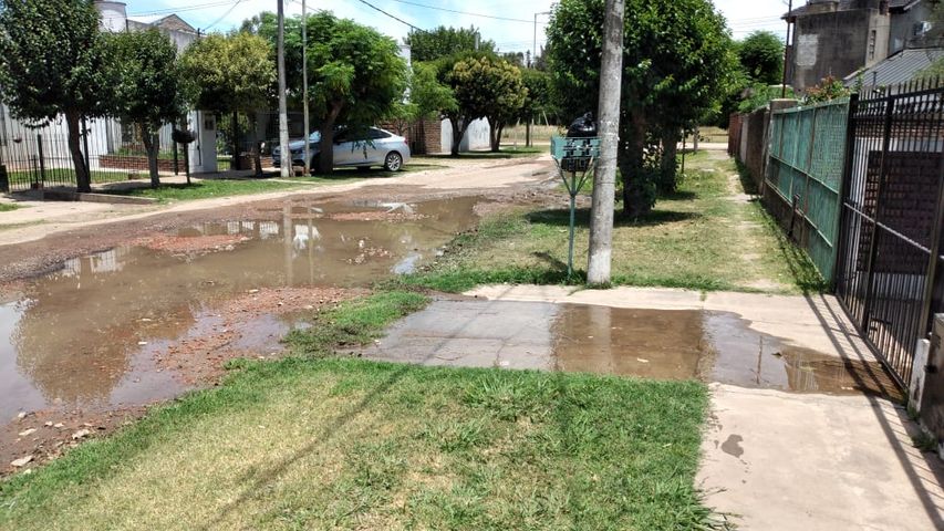 Una cuadra con grandes charcos de agua por un reclamo que lleva casi dos semanas sin respuesta