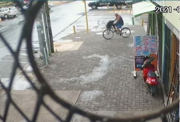 Robó una bicicleta frente a un edificio céntrico y quedó grabado