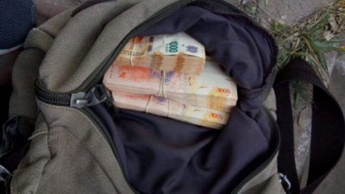 Denuncian a un joven de robarle una importante suma de dinero al amigo con el que convivía