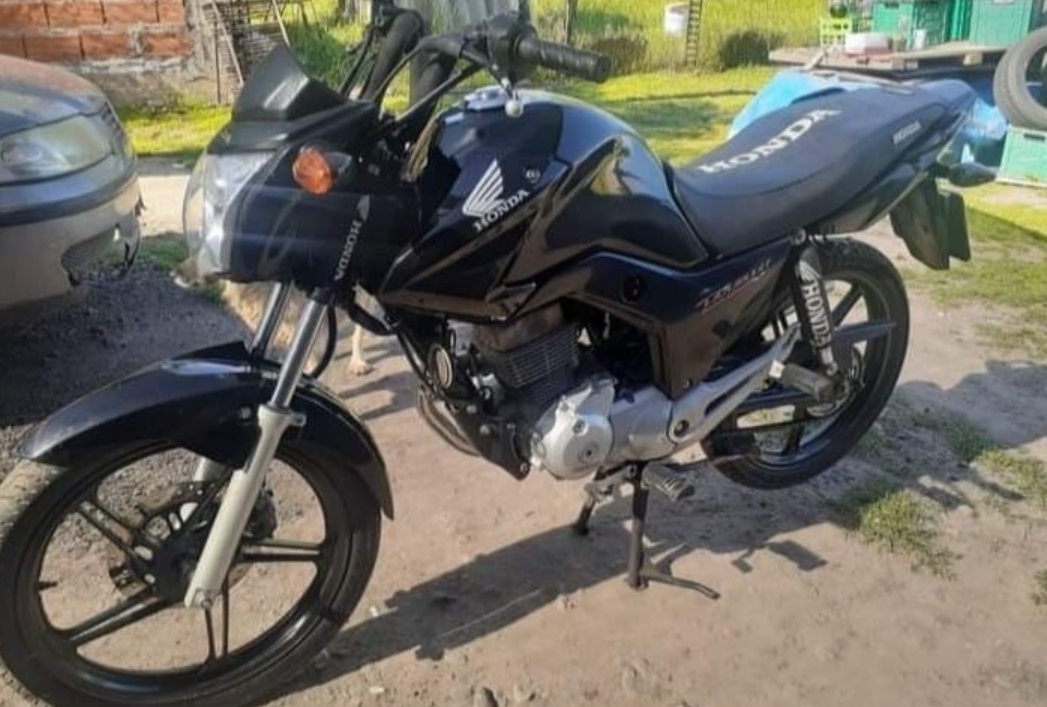Salía de su casa y delincuentes armados le robaron la moto