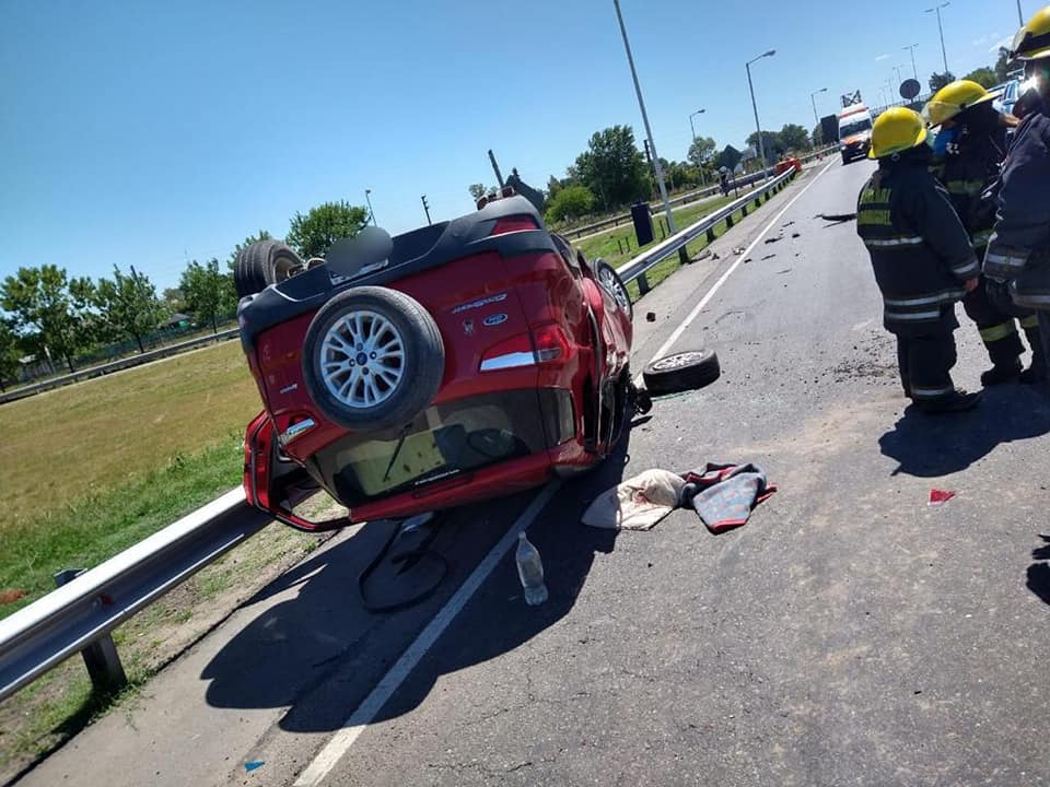 Una persona fue hospitalizada tras el vuelco de un auto en el Acceso Oeste