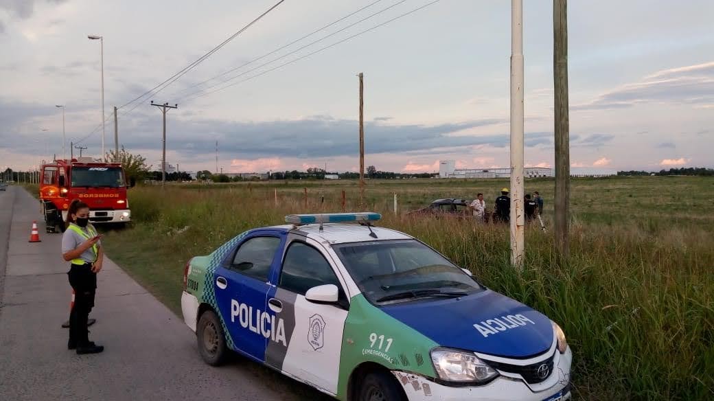 Despistó, volcó y terminó dentro de un campo
