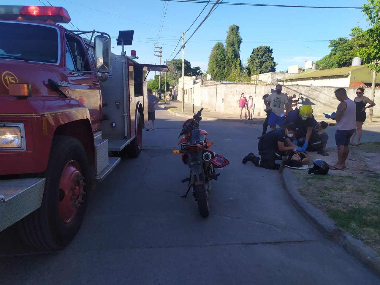 Dos personas resultaron heridas tras un choque entre una camioneta y una moto