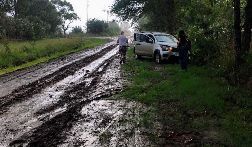 Patinó en el barro y chocó contra un árbol