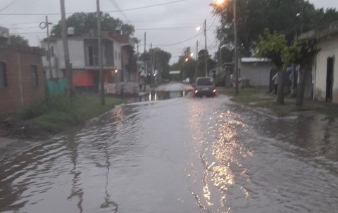 Nuevas quejas por el agua acumulada en una calle de Altos del Oeste tras las últimas lluvias